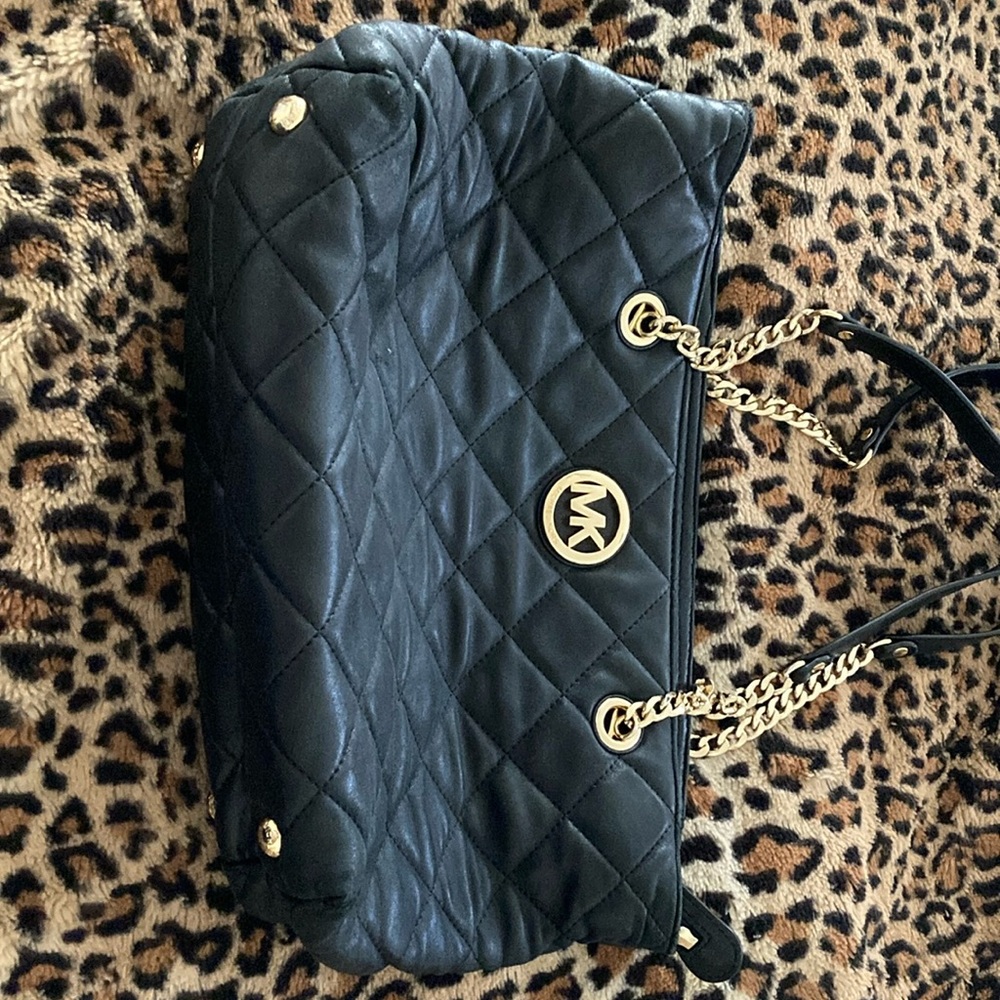 Michael Kors black shoulder bag w/chainstrap. Multi pockets. Zip top. Ext pocket